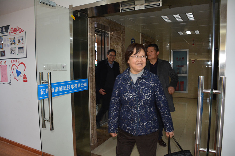 省委副秘書長(zhǎng)、省檔案局局長(zhǎng)劉蕓帶隊(duì)來公司開展“服務(wù)企業(yè)、服務(wù)群眾、服務(wù)基層“活動(dòng)1.jpg